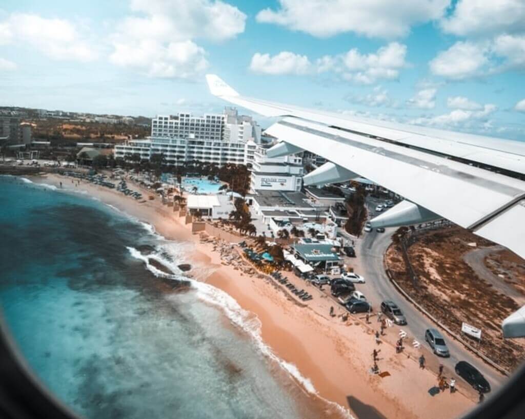 A plane flying into St. Maarten with