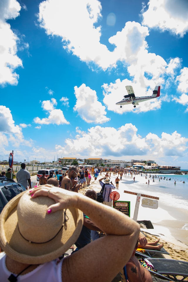 People watching the planers land on Maho beach.